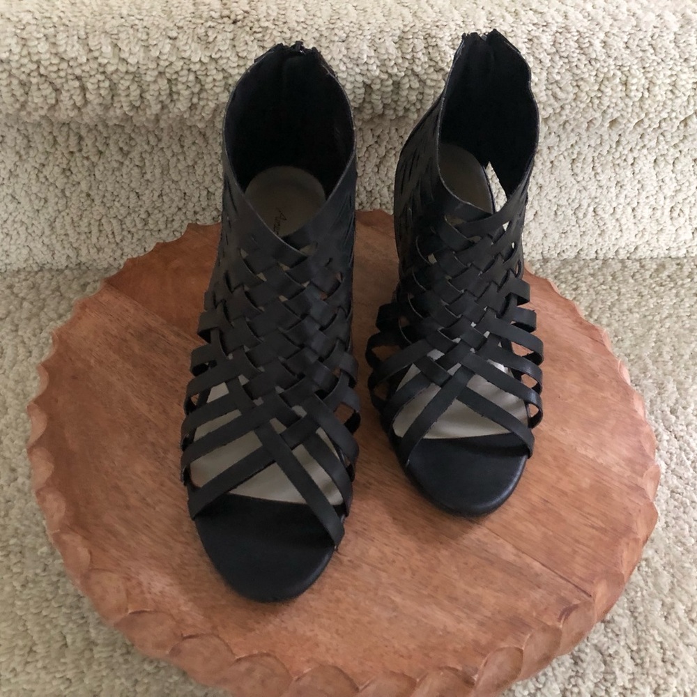 Black Wedge Shoes. - Picture 2 of 6